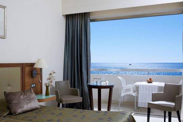 Zimmer im Atlantica Miramare Beach Hotel mit Blick auf das Meer von der Terrasse