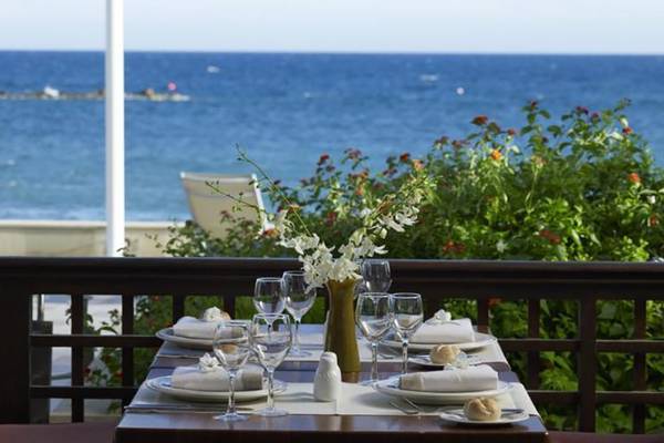 Esstisch auf der Terrasse des Atlantica Miramare Beach Hotels mit Blick auf das Meer.