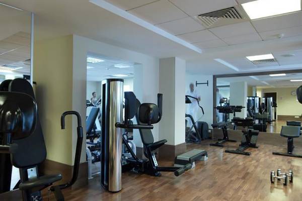Fitness-Center im Atlantica Miramare Beach Hotel mit verschiedenen Trainingsgeräten.