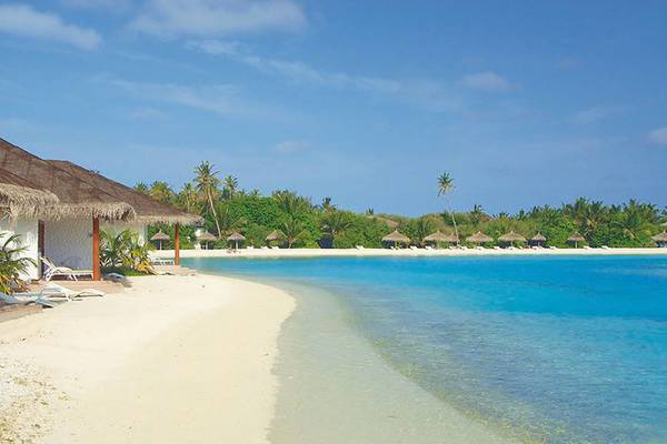 Strandansicht des Cinnamon Dhonveli Maldives mit weißen Sand und blauem Wasser