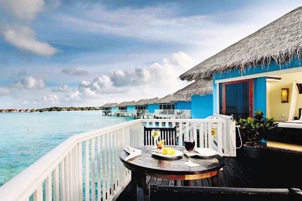 Blick vom Balkon des Hotels Cinnamon Dhonveli in den Malediven auf das Meer und die umliegenden Wasservillen.