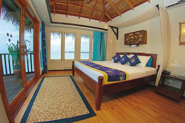 Schlafzimmer im Cinnamon Dhonveli Maldives mit Blick auf das Meer und einer Terrasse.