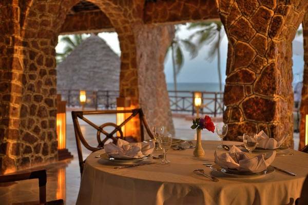 Ein Tisch im Bahari Beach Hotel mit Blick auf den Ozean.