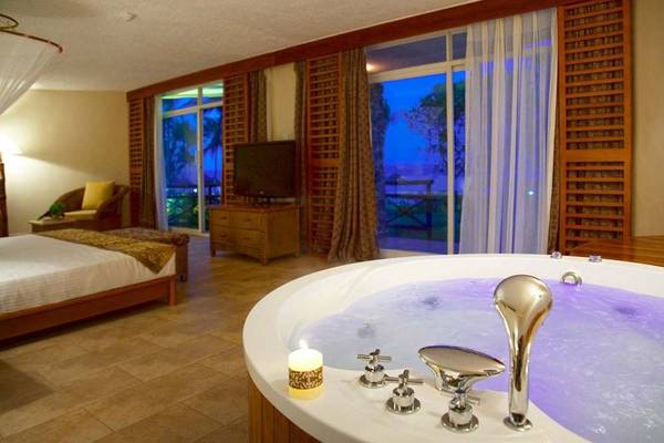 Suite im Bahari Beach Hotel mit Badewanne, Fernseher und Balkon