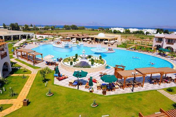 Gesamtansicht des Gaia Palace Resorts mit großem Pool, Sonnenliegen und Pavillons