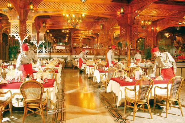 Restaurantbereich im Grand Hotel Hurghada mit gedeckten Tischen und Kellnern in traditioneller Kleidung