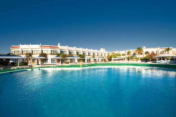 Außenpool des Grand Hotel Hurghada mit Liegestühlen und Sonnenschirmen