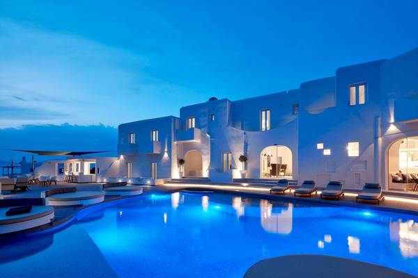 Außenbereich des Pools im Absolute Mykonos Suites & More Hotel bei Nacht.