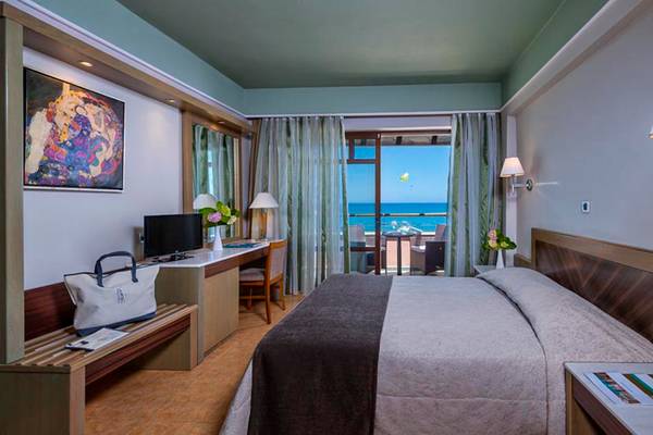 Zimmer im Porto Platanias Beach Resort mit Blick auf das Meer und einem Schreibtisch mit Monitor