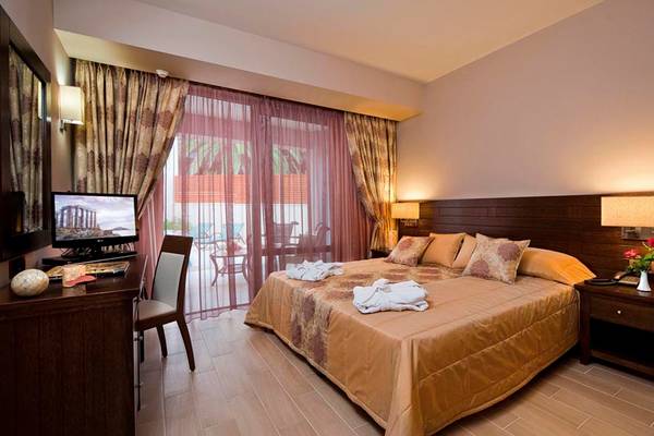 Hotelzimmer im Porto Platanias Beach Resort & Spa mit Bett, Fernseher und Schreibtisch