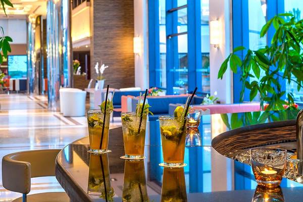 Lounge im Porto Platanias Beach Resort & Spa Hotel mit Getränken und Sitzgelegenheiten.