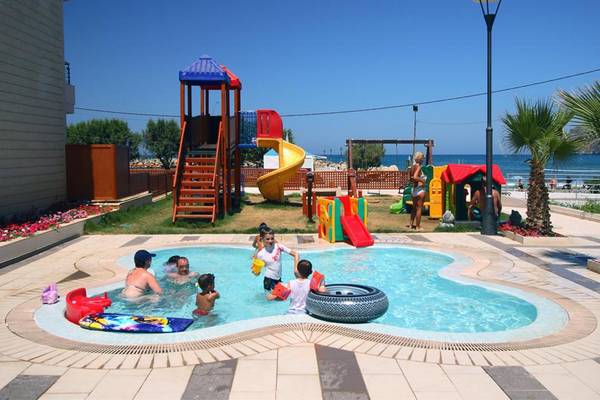 Kinderpool im Porto Platanias Beach Resort & Spa mit Spielen und Rutschen