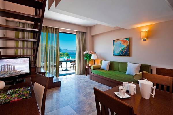 Innenansicht des Wohnbereichs im Porto Platanias Beach Resort & Spa mit Blick auf das Meer.