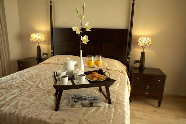 Frühstückstablett auf einem Bett im Porto Platanias Beach Resort & Spa