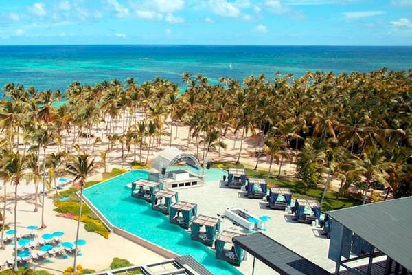 Luftaufnahme des Catalonia Royal Bavaro Resorts mit Strand, Swimmingpool und Palmen