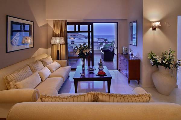 Wohnzimmer des Porto Platanias Beach Resort & Spa mit Blick auf den Ozean.