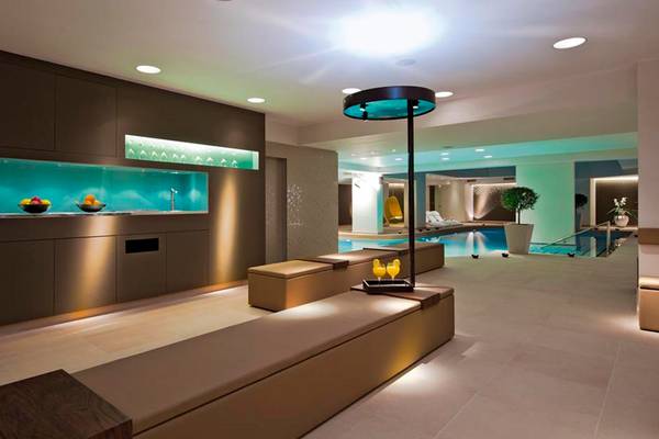 Loungebereich im Porto Platanias Beach Resort & Spa mit Pool und Beleuchtung
