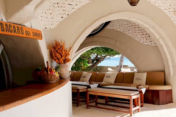 Lounge-Bereich im Nika Island Resort & Spa mit Blick auf das Meer und eine tropische Landschaft.