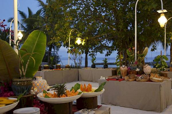Nika Island Resort & Spa Buffet am Abend mit Früchten und anderen Speisen auf dem Strand