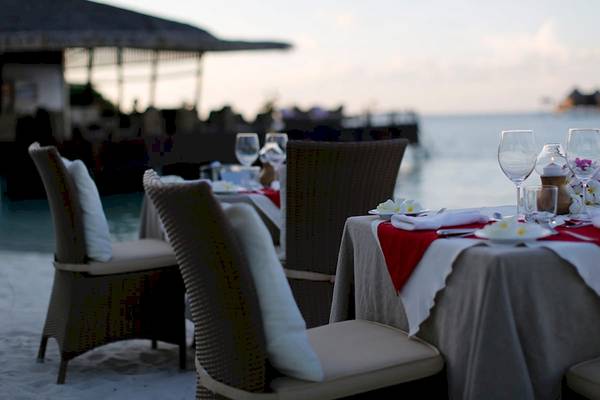Abendessen am Strand im Nika Island Resort & Spa mit Blick auf das Meer.