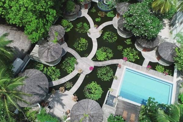 Luftaufnahme des Nika Island Resorts & Spa mit Schwimmbad, Wassergarten und Überwasser-Bungalows.