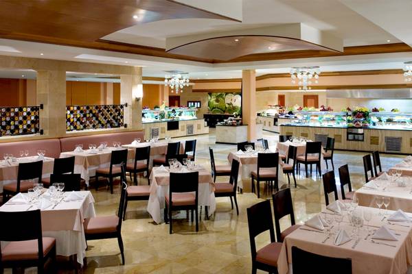 Restaurant im Grand Sunset Princess All Suites Resort mit gedeckten Tischen und Buffet