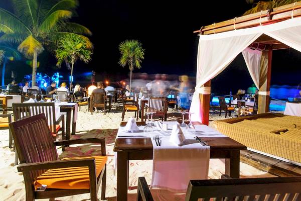 Restaurant am Strand des Grand Sunset Princess All Suites Resorts bei Nacht