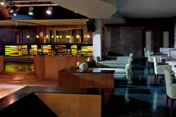 Lobby des Grand Sunset Princess All Suites Resorts mit Bar und Sitzgelegenheiten.