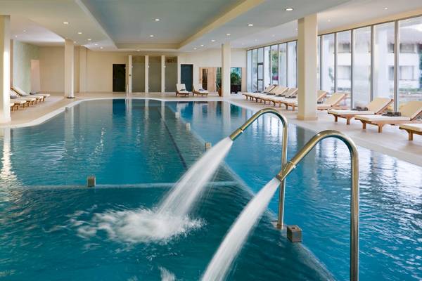 Das Grand Sunset Princess All Suites Resort zeigt einen Swimmingpool mit Wasserstrahlen.