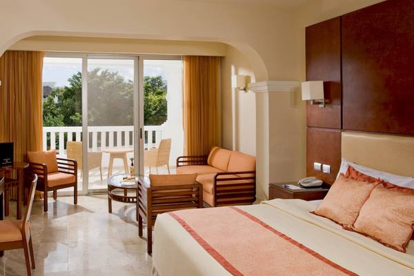 Suite Zimmer im Grand Sunset Princess All Suites Resort mit Balkon und modernen Möbeln.