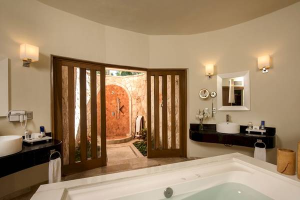 Badezimmer im Grand Sunset Princess All Suites Resort mit Badewanne, Dusche und Waschbecken.