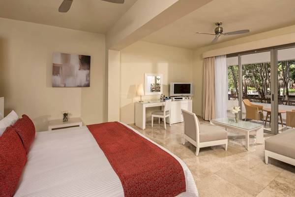 Schlafzimmer im Grand Sunset Princess All Suites Resort mit Bett, Schreibtisch und Terrasse