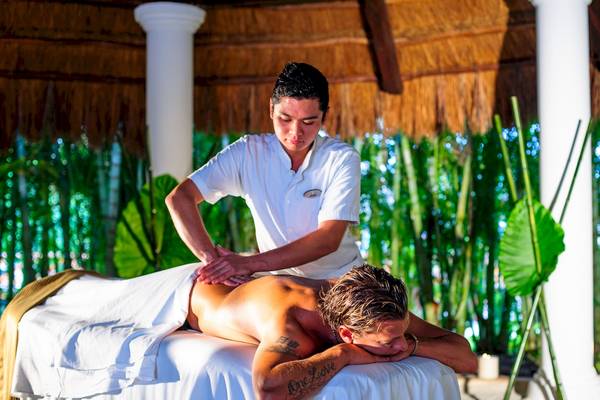 Massage im Grand Sunset Princess All Suites Resort mit Blick auf grüne Pflanzen
