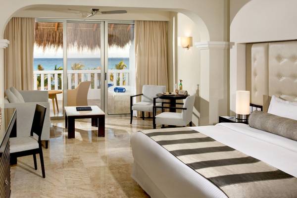 Suite-Zimmer im Grand Sunset Princess All Suites Resort mit Blick auf das Meer.