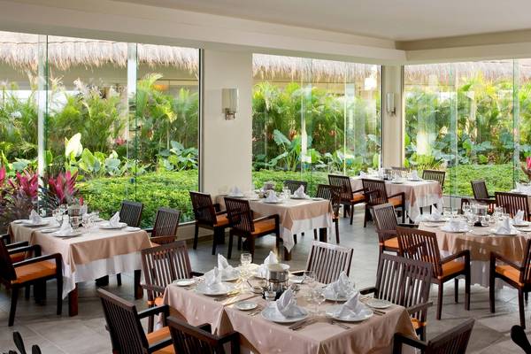 Restaurant im Grand Sunset Princess All Suites Resort mit Blick auf eine Terrasse.