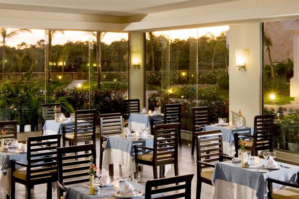 Innenansicht des Restaurants im Grand Sunset Princess All Suites Resort mit Blick auf den Garten.