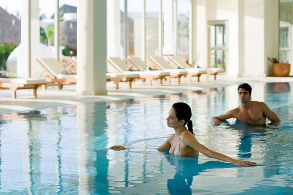 Mann und Frau schwimmen im Pool des Grand Sunset Princess All Suites Resorts