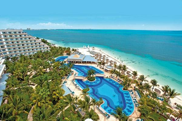 Luftaufnahme des Riu Caribe Hotels mit Pool und Strand