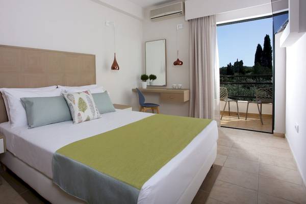 Doppelbettzimmer im Paradise Hotel Corfu mit Balkon und Aussicht auf die Landschaft.