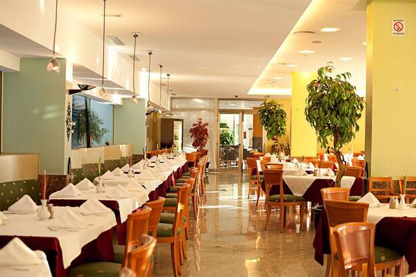 Restaurant des LIVVO Costa Taurito Hotels mit gedeckten Tischen und Stühlen.