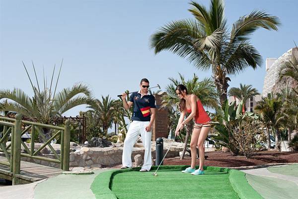 Golfspieler auf einem Minigolfplatz im LIVVO Costa Taurito Hotel