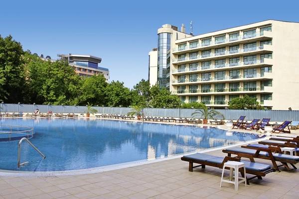 Außenbereich des Sofia Hotels mit Swimmingpool und Sonnenliegen
