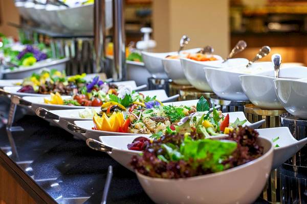 Buffet mit verschiedenen Salaten im Bianca Beach Resort.