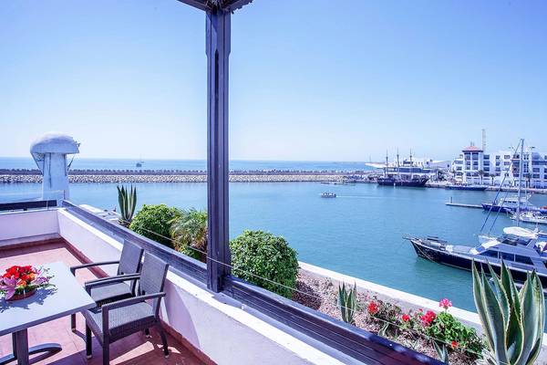 Terrasse mit Meerblick im Bianca Beach Resort mit Tischen, Stühlen und Blumen
