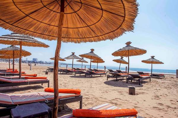 Strand mit Liegen und Sonnenschirmen im Bianca Beach Resort