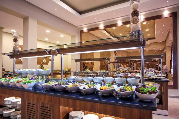 Buffet-Tisch im Bianca Beach Resort mit vielen Salaten und Gerichten.