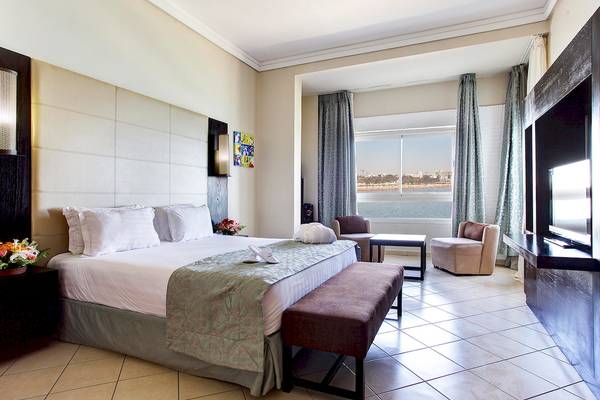 Hotelzimmer im Bianca Beach Resort mit Blick auf das Meer und modernen Möbeln.