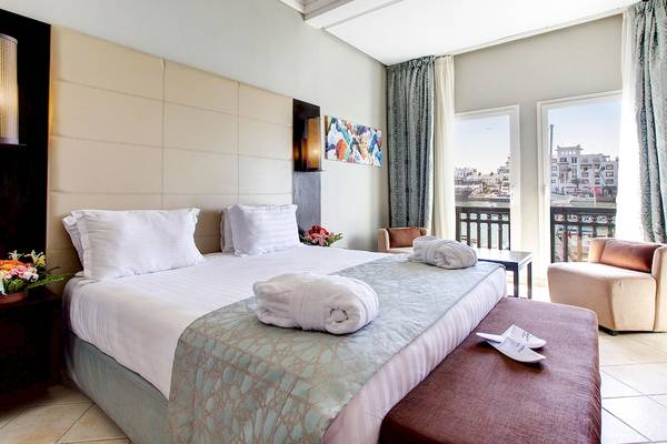 Doppelbettzimmer im Bianca Beach Resort mit Blick auf einen Hafen