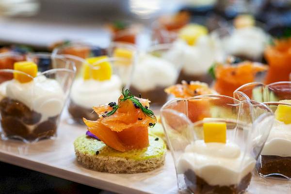 Buffet mit verschiedenen Vorspeisen im Bianca Beach Resort, darunter ein Gericht mit Lachs und Kräutern.