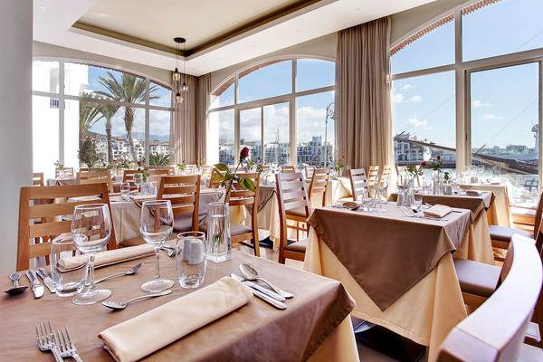 Innenansicht des Restaurants im Bianca Beach Resort mit Blick auf die Stadt und den Hafen.